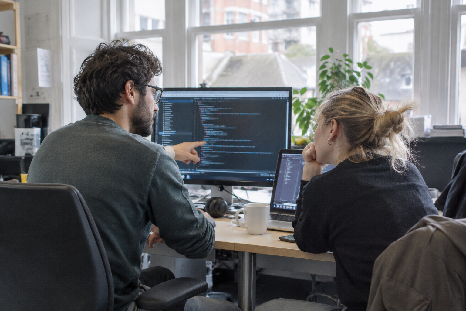 Birleşik Krallık — İngiltere’de çalışacak bilgisayar programcıları aranıyor; AI ile oluşturulan görsel